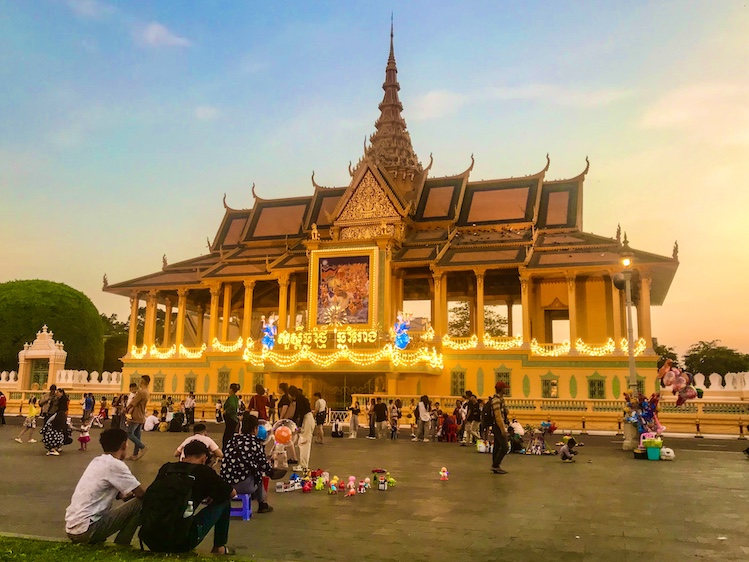 As the sun goes down, bright lights illuminate the Moonlight Pavilion, where King Norodom Sihamoni, 71, sometimes hails well-wishers. 