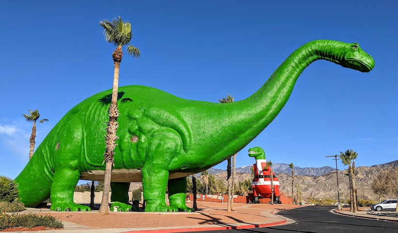 In the autumn of 2020, merchants in Cabazon, California decided to celebrate the holidays by decorating their dinos in Christmas-themed paint. 